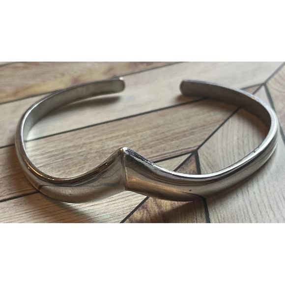 VINTAGE Avon Silvertone Chevron V Open Cuff Bracelet Bangle VTG Rare‎ Bracelet - Picture 1 of 16